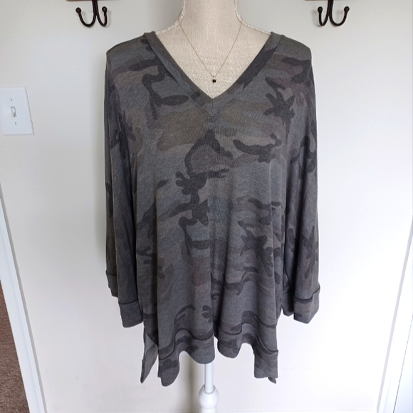 Camo Print 3/4 Dohlman Sleeve Oversized Top - Picture 6 of 12